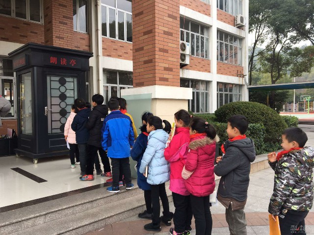 學(xué)校朗讀亭排隊(duì)