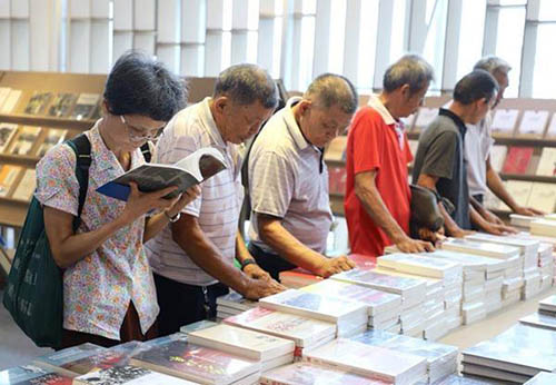 書(shū)展老人閱讀