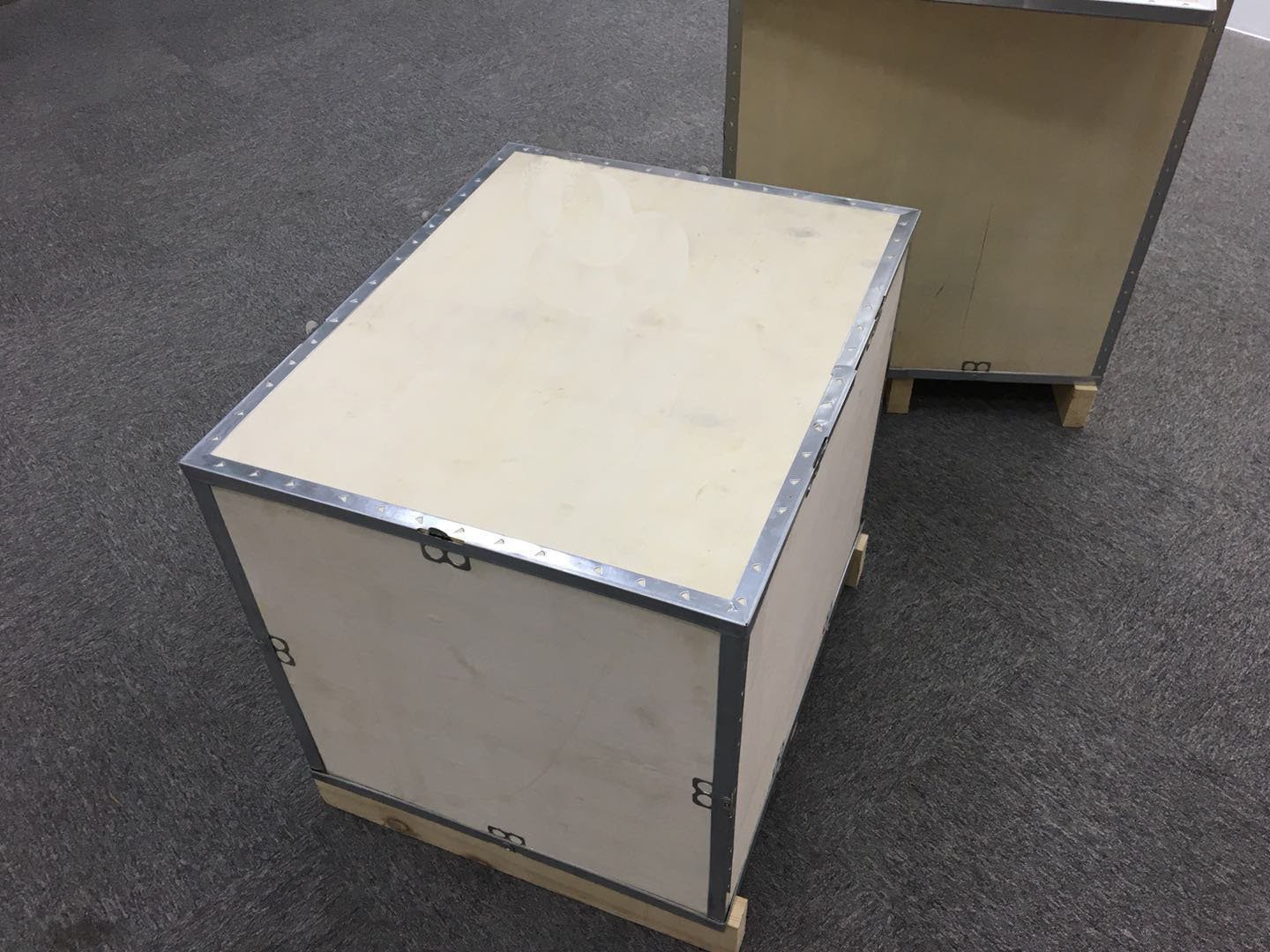鋼邊箱的生產制作需要哪些設備?