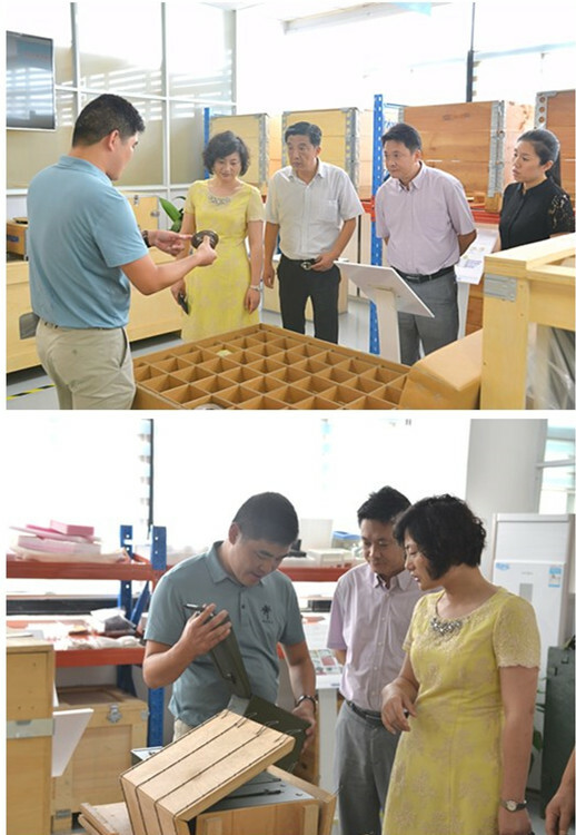 王天佑董事長(zhǎng)向區(qū)領(lǐng)導(dǎo)展示公司的專利產(chǎn)品 王天佑董事長(zhǎng)向區(qū)領(lǐng)導(dǎo)展示公司的專利產(chǎn)品